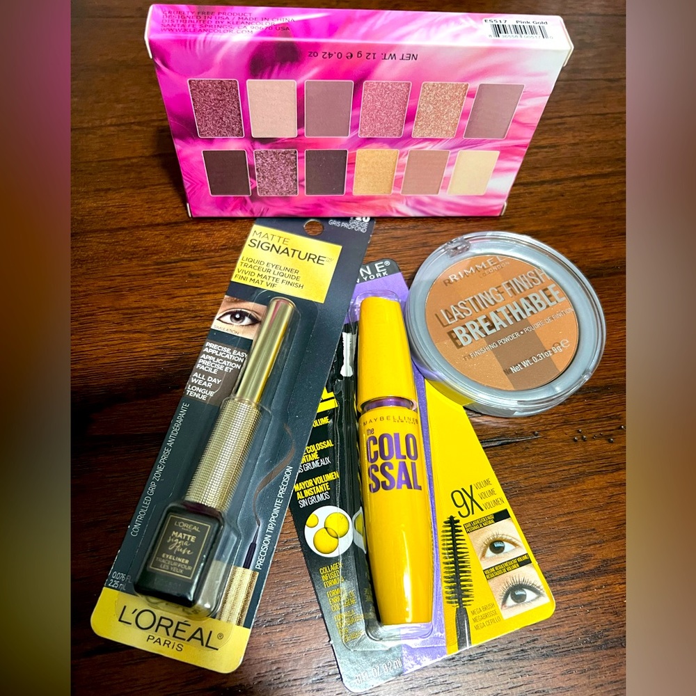 Cosmetic set, has shadow, mascara, eyeliner and lasting finish Breathable.